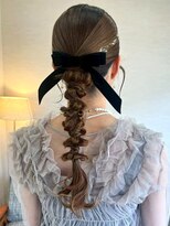 トナリ(tonari) ヘアセット ローポニー 編み下ろしアレンジ【鹿児島中央駅】
