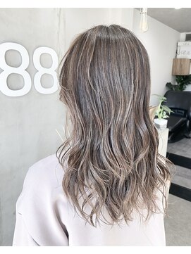 エイティエイト(88) アッシュベージュ×ハイライト