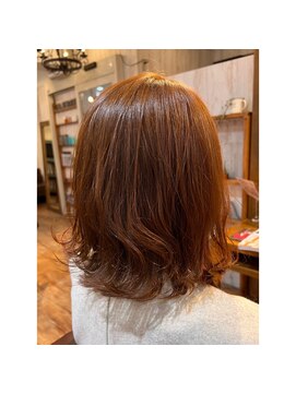 カミビトグロウ(kamibito glow) アプリコットオレンジのミディスタイル