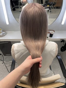 ローウェ 渋谷(Louwe) つやつやハイトーンベージュ【 ayana 】