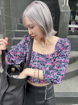 アイトーキョーエス 渋谷(AI TOKYO S) ホワイトシルバーボブレイヤーくびれ巻きケアブリーチ渋谷