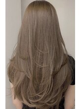 落ち着きと透明感を両立するヘーゼル