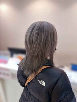 エヌアンドエーコンティ(N&A CONTi) 透明感グレージュ×外ハネレイヤー｜くすみカラーで魅せる