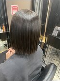 オリーブグレージュ×パツっとボブ