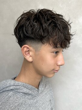 ロイ(Roi) スペインカール/フェードパーマ/渋谷/ダークブラウン