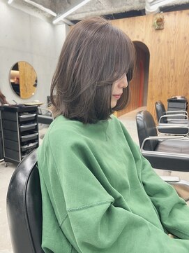 ブリンク(blink) レイヤーボブブリーチなしオリーブベージュイルミナカラー