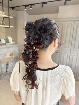 ユヌ(Une) 結婚式参列お呼ばれヘアセットポニーテール編み下ろしヘアメイク