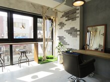 アルモヘアヴォーグ 静岡(ALMO hair VOGUE)の雰囲気（日差しが入り落ち着いたサロン空間！可愛いディスプレイも◎）