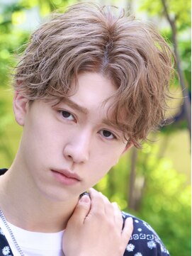 オーシャントーキョー 大阪(OCEAN TOKYO) ハイライトミルクティーベージュツーブロックメンズマッシュ