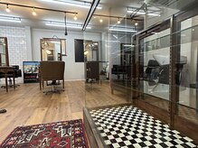 ルアウラフ 福島店(LUAU LOUGH)の雰囲気(大人が好むヴィンテージポスターと家具に囲まれた空間)