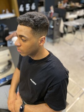 フランクスバーバー アンド ビアークラブ(FRANK'S BARBER and BEER CLUB) スキンフェードかき上げワイルドアップバングテクノ