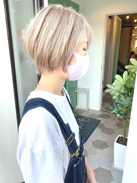 カルテット(Quartett) 【Quartett】小顔ヘアショートハイトーンミルクティーグレージュ