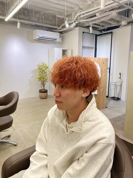 スワッグ(SWAG) ツイストスパイラルパーマ×ハイトーンカラー