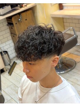グルーマーズトウキョウ(GROOMER/S TOKYO) スペインカール　ローフェード　メンズパーマ　海外風