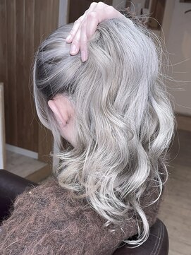 ブレイズヘアー(BLAZEhair) 【ポニテも可愛い】ホワイトミルクティグレージュ×ブリーチ２回