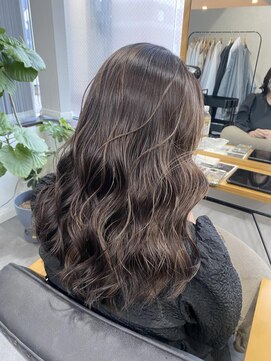 エミュー(Emu) 細めなハイライトカラー☆