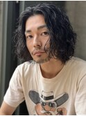 大人の波巻きスパイラルパーマミディアムロングメンズカットヘア