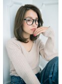 光を透過するスモーキーなグレージュは美肌効果も優秀