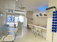 ヘアーズエフェクトの雰囲気（外からの光がしっかり差し込む明るい店内）