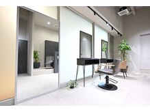 シーナ(Shiina)の雰囲気（全身鏡での似合わせで、その方だけの垢抜けるヘアのバランスに。）