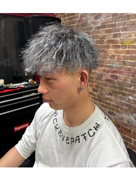 リベリオンヘアー(Rebellion hair) ホワイトメッシュ、ツイストパーマ
