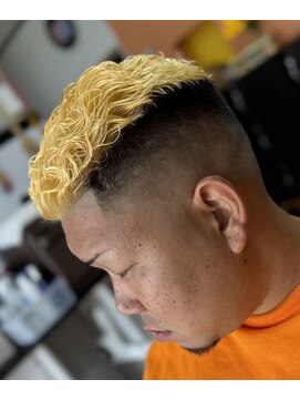 ピシャッとニ代目銀二郎 金髪カーリー