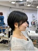 サイドバングと丸みのあるショートボブで女性らしく◎