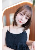 20代30代大人可愛いグレージュカラー斜めバングショートボブ