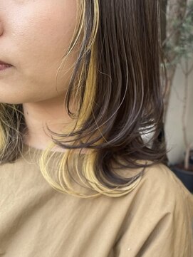 アオゾラヘアー フジサキグウ(AOZORA HAIR FUJISAKIGU) ウルフカット インナーカラー 前髪インナー イエローカラー