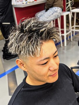 ダズルヘアラッシュ(DAZZLE hair RUSH) スキンフェード×ホワイトメッシュ×ツイストパーマ