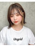 インナーカラーベージュ外ハネミディアムボブ