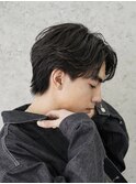 大人の抜け感を演出する、今トレンドのフェザーパーマ