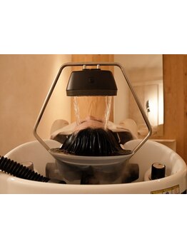 【頭浸浴×DENBA/完全個室】頭を温かい炭酸で包み、耳元で響くお湯のせせらぎが深いリラックスへ導きます。