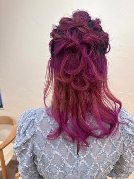 シフト(SHEEFT) 個性的ヘアセットハーフアップラベンダーピンク顔周り編み込み