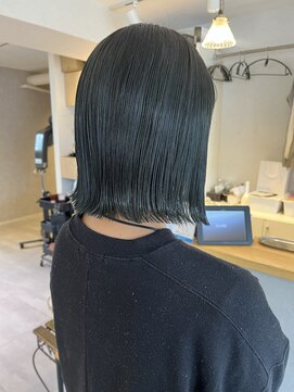 クロレ(CLORE) 外ハネボブ グリーンカラー ブリーチあり 切りっぱなしボブ