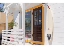 白を基調にした外観に、中は木目をメインに使わせてもらってます