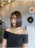 ヘーゼルブラウンカラーの切りっぱなしボブで大人可愛く♪