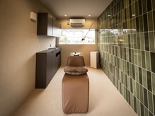 シダーの雰囲気（こだわりのタイルと心地よいシャンプー台）