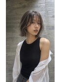 グレージュハイライト切りっぱなしボブ顔まわりレイヤーカット