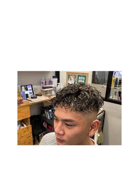 クラン(Clan) 【スキンフェード×ハードパーマ×ホワイトメッシュ】