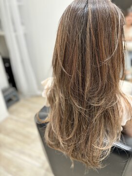 カメリア(Camelia) 韓国風カットにハイライトで垢抜けヘア