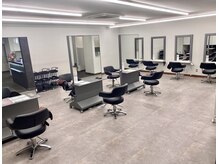 ガルボヘアー 桟橋店(garbo hair)の雰囲気（駐車場あり。シンプルで広々とした空間でゆったり過ごせます♪）