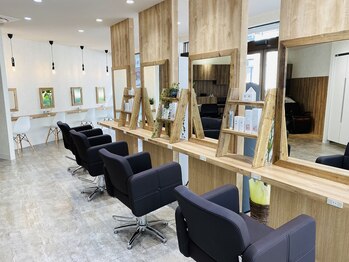コティカラー(koti color)の写真/【武蔵新城駅南口徒歩1分】木目を基調とした明るい店内で、心安らぐサロンタイムをお届けします♪