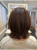 トップがふんわり、レイヤーでくびれのある外ハネボブ