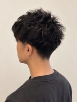 ウミト(Umito)&nbsp;ニュアンスピンパーマ×ツーブロックのメンズショート