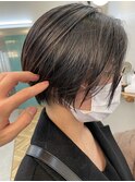 暗髪に似合う前髪長め前下がりショート / ロミー本厚木