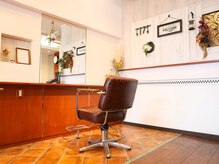 ヘアープレイスハッシュの雰囲気（木のぬくもりを感じられる店内♪）