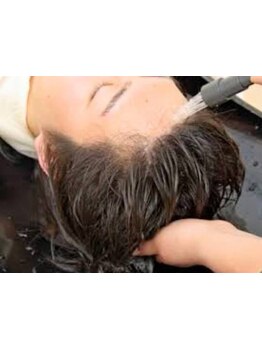 【頭皮から水分補給を☆】極上の癒しメニューで人気☆頭皮ケアと頭皮洗浄で根元から健康で美しい髪へ♪