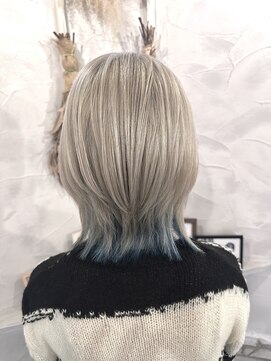 カカフロントオブザミラー(KaKa front of the mirror) シルバーにインナーはブルー
