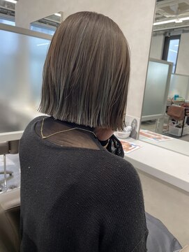 キートス(Kiitos) オリーブベージュ切りっぱなしボブ梅田ボブデザインカラー